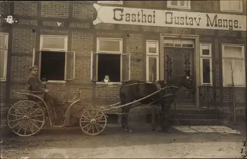 Foto Ak Unbekannter Ort, Gasthof Gustav Menge, Kutsche