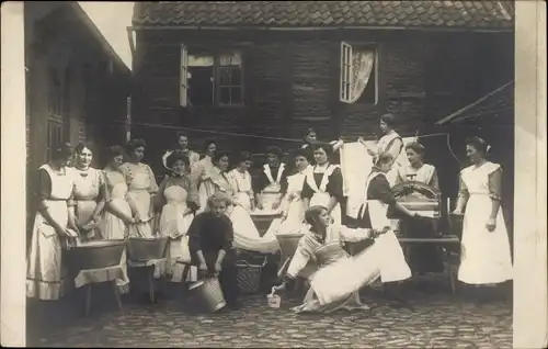 Foto Ak Frauen, Wäscherinnen vor einem Haus, Mangel