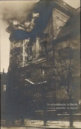 Ak Berlin Mitte, Straßenkämpfe, Artillerie Volltreffer im Marstall