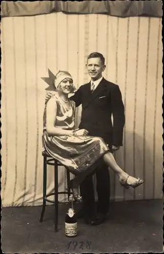 Foto Ak Neujahr, Sektflasche, Liebespaar, Silvesterfeier 1928/29