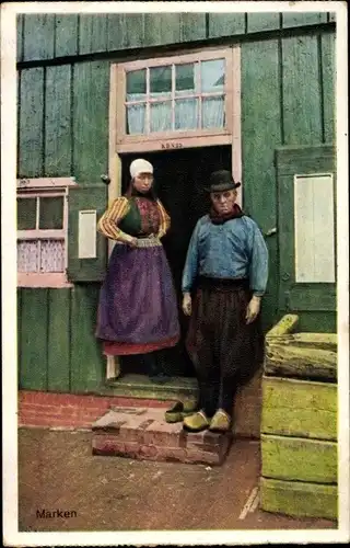 Ak Marken Nordholland Niederlande, Ehepaar in niederländischen Trachten