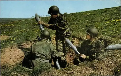 Ak Mortier de 81mm en action, Soldaten mit Mörsern