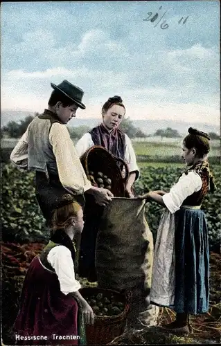 Ak Hessische Trachten, Bauern bei der Kartoffellese