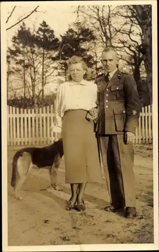 Foto Ak Polizist in Uniform mit Frau, Portrait