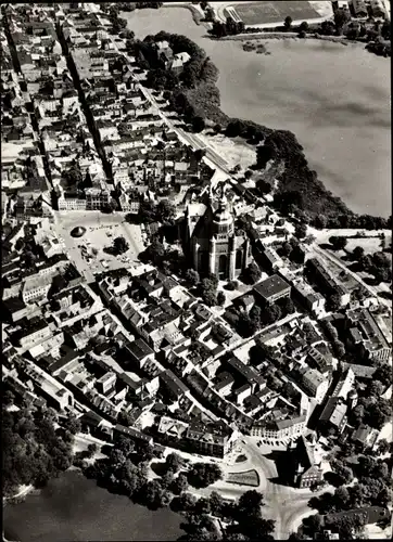 Ak Stralsund in Vorpommern, Blick über Altstadt nach Osten, Fliegeraufnahme