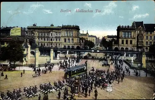 Ak Berlin Kreuzberg, Soldatenkolonne am Halleschen Tor, Straßenbahn