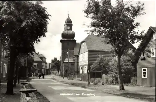 Ak Frauenwald am Rennsteig Ilmenau in Thüringen, Kirche, Straßenpartie