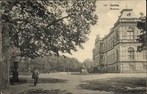 Ak Gotha in Thüringen, Museum, Spaziergänger