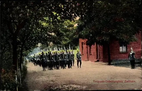 Ak Zeithain in Sachsen, Truppenübungsplatz, Soldaten beim Marschieren