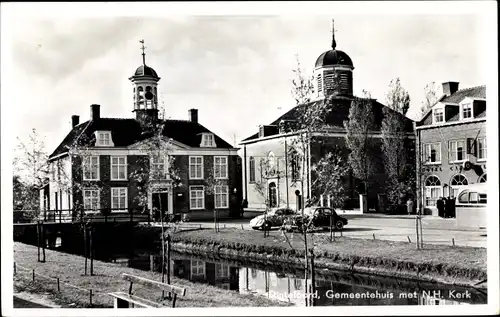 Ak Dinteloord Nordbrabant, Gemeentehuis met N. H. Kerk