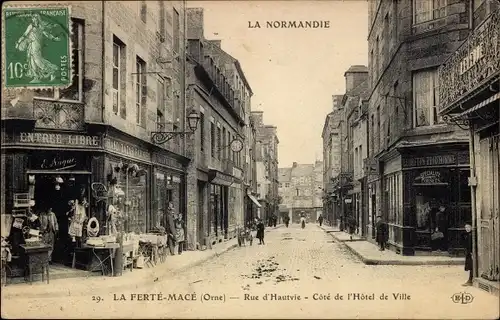 Ak La Ferté Macé Orne, La Rue d'Hautvie, Cote de l'Hotel de Ville