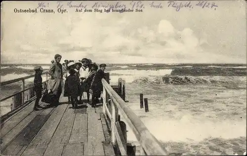 Ak Selenogradsk Ostseebad Cranz Ostpreußen, Auf dem Steg bei brandender See