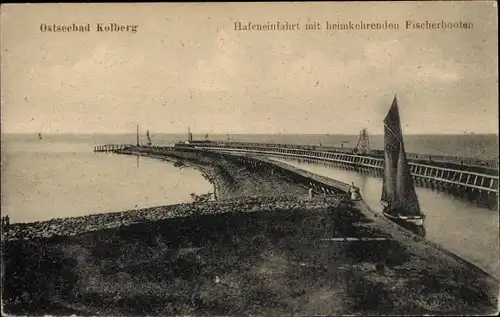 Ak Kołobrzeg Kolberg Pommern, Hafeneinfahrt mit heimkehrenden Fischerbooten