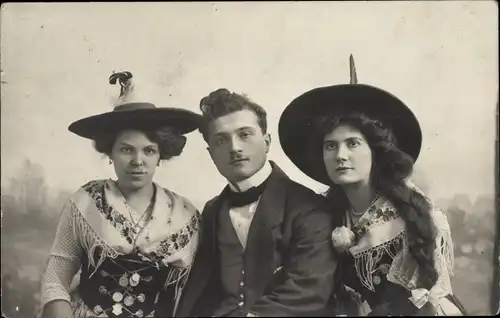 Foto Ak Mann im Anzug, zwei Frauen in Trachten, Dirndl