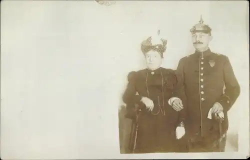 Foto Ak Deutscher Soldat in Uniform mit Frau, Pickelhaube, Portrait