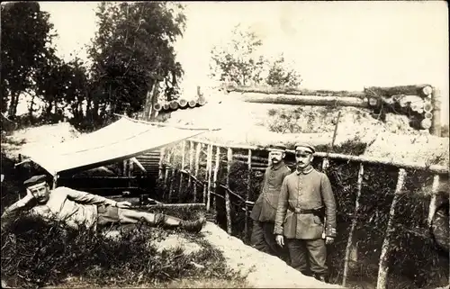 Foto Ak Deutsche Soldaten in Uniformen, Schützengraben, I WK