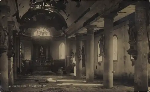 Foto Ak Wirkung einer Fliegerbombe, Innenansicht einer Kirche, Kriegszerstörungen, I WK