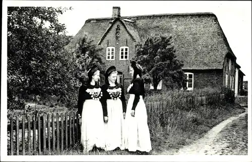 Ak Nordseeinsel Amrum, Mädchen in Heimattracht