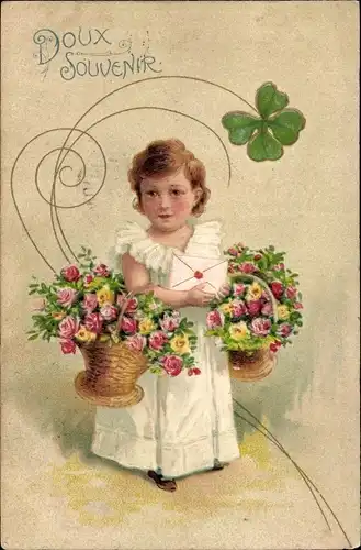 Präge Ak Doux Souvenir, Mädchen mit Blumenkörben, Rosen, Glücksklee