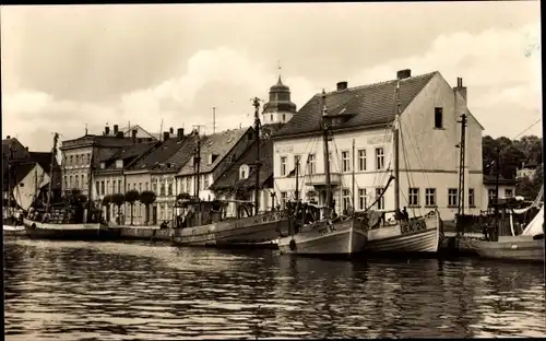 Ak Ueckermünde in Vorpommern, Am Hafen, Schiffe