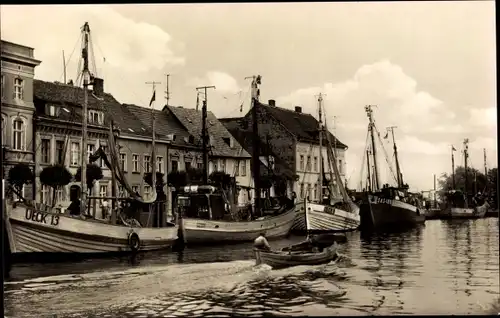 Ak Ueckermünde in Vorpommern, Am Hafen, Schiffe