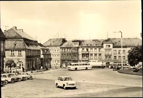 Ak Neustrelitz in Mecklenburg, Marktplatz, Busse, Trabant