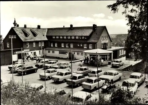 Ak Klingenthal im Vogtland Sachsen, HO Sporthotel Waldgut, parkende Autos