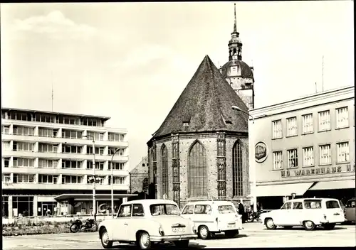 Ak Brandenburg an der Havel, Partie an der Katharinenkirche, HO Warenhaus, Parkplatz, Autos