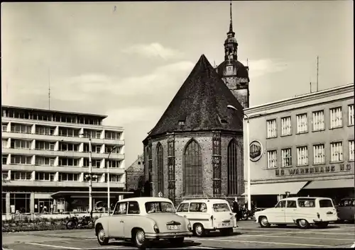 Ak Brandenburg an der Havel, Partie an der Katharinenkirche, HO Warenhaus, Parkplatz, Autos