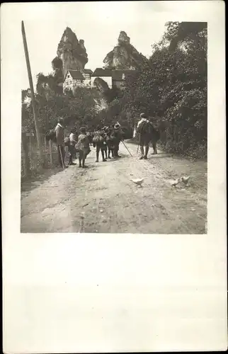 Foto Ak Tüchersfeld Pottenstein Oberfranken, Felsendorf, Wandergruppe