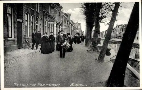 Ak Hoogeveen Drenthe, Kerkgang met Trommelslager