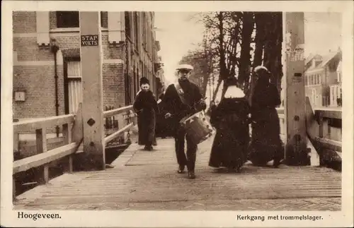 Ak Hoogeveen Drenthe, Kerkgang met Trommelslager