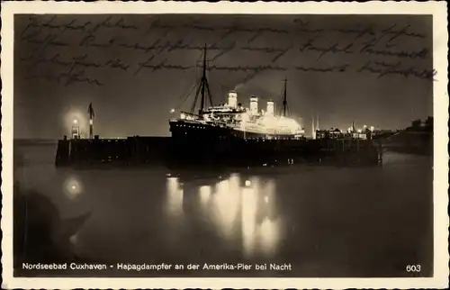 Ak Cuxhaven in Niedersachsen, Hapag Dampfer an der Amerika Pier bei Nacht