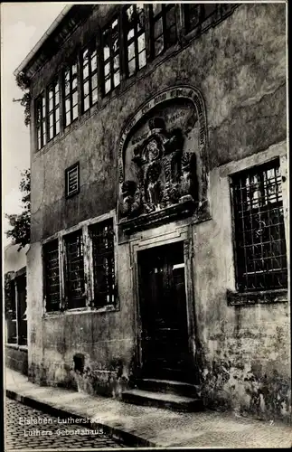 Ak Lutherstadt Eisleben, Luthers Geburtshaus, Frontfassade, Inschrift, Haustüre