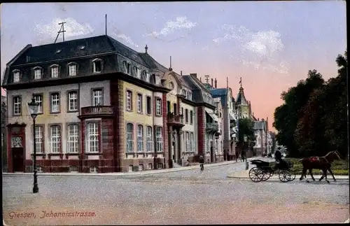 Ak Gießen Hessen, Blick auf das Eckhaus in der Johannisstraße, Kutsche