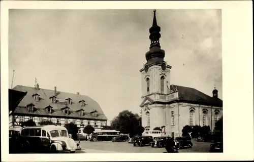Foto Ak Varnsdorf Region Aussig, Partie an der Kirche, Autobus