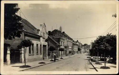 Foto Ak Borohrádek Heideburg Region Königgrätz, Straßenpartie im Ort