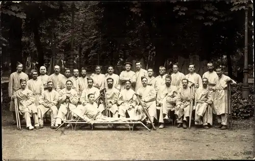 Foto Ak Französische Soldaten im Lazarett, Gruppenbild, 1. WK