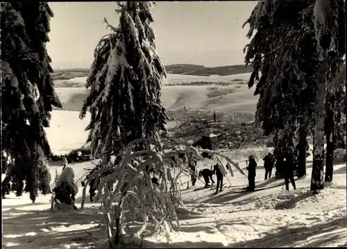 Ak Oberwiesenthal im Erzgebirge, Teilansicht, Winter, Schnee, Skifahrer