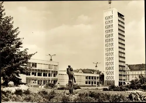 Ak Neubrandenburg in Mecklenburg, Haus der Kultur und Bildung, Hochhaus am Karl Marx Platz
