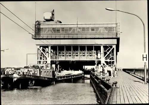 Ak Niederfinow, Schiffshebewerk, Frachter Berlin