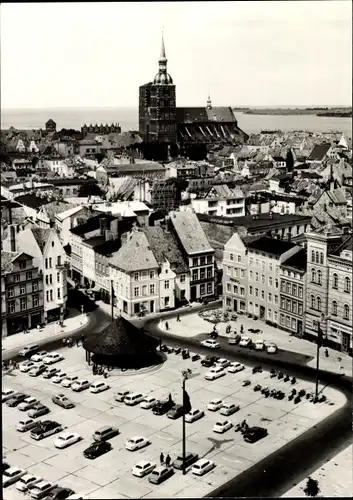 Ak Stralsund in Vorpommern, Leninplatz, Luftbild, Panorama, Parkplatz