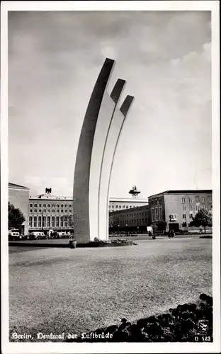 Ak Berlin Tempelhof, Denkmal der Luftbrücke
