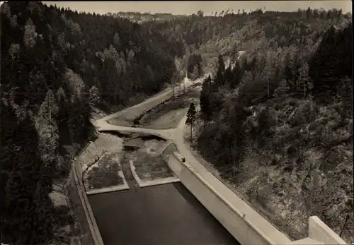 Ak Pöhl Vogtland, Talsperre, Blick von der Sperrmauer ins Triebtal, erste Skisprungüberfallmauer