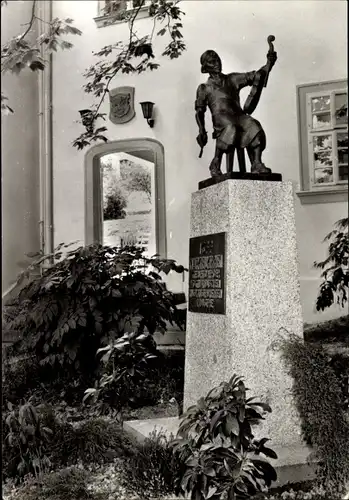 Ak Markneukirchen im Vogtland, Geigenmacherdenkmal vor dem Musikinstrumenten-Museum