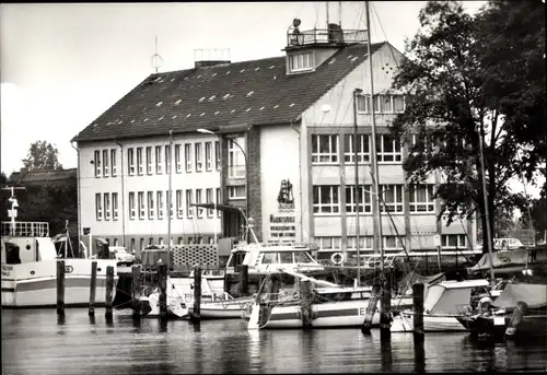 Ak Wieck Eldena Greifswald, Marineschule der GST August Lütgens, Boote
