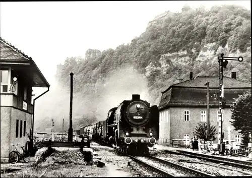 Ak Dornburg an der Saale Thüringen, Dampflokomotive Baureihe 01.2, 01 204 mit Güterzug