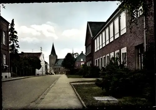 Ak Niederkrüchten am Niederrhein, Dr. Lindemann Straße mit Schule und Kirche