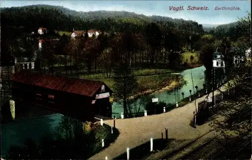 Ak Barthmühle Pöhl im Vogtland, Blick auf überdachte Brücke, Fluss, Ort, Gleise, Ottmar Zieher 2517