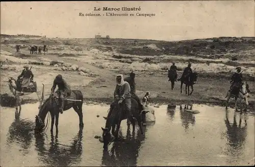 Ak Le Maroc illustre, En colonne, L'Abreuvoir en Campagne